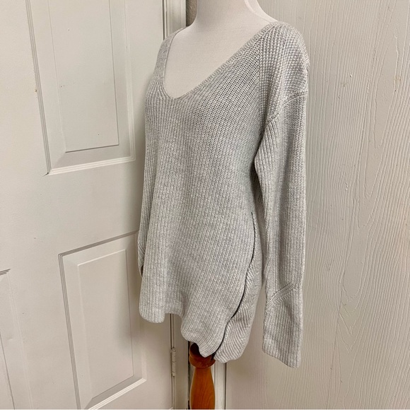 Cabi V Pullover Sweater 3531 I4 - Picture 3 of 8